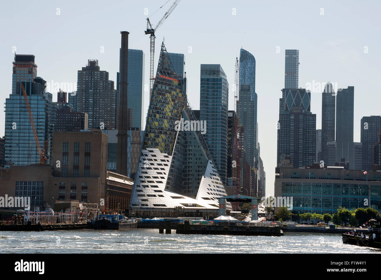 Un edificio de apartamentos de 43 pisos diseñado por el arquitecto danés Bjarke Ingels está bajo construcción en W. 57th St. en Manhattan, Ciudad de Nueva York. Foto de stock