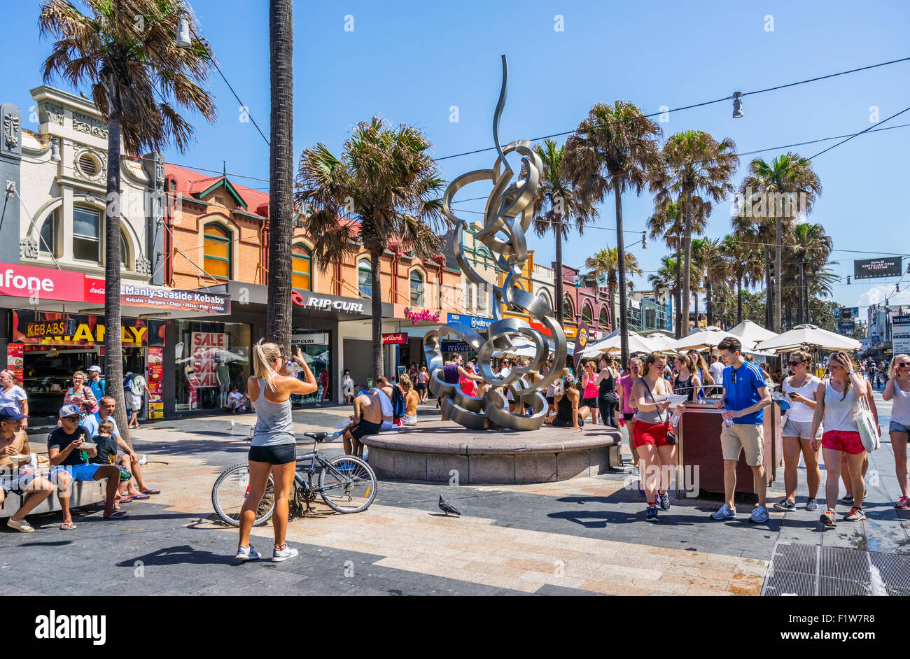 Australia, Nueva Gales del Sur, del lado de la playa de Manly, suburbio del norte de Sydney, el arte público en Manly Corso Foto de stock