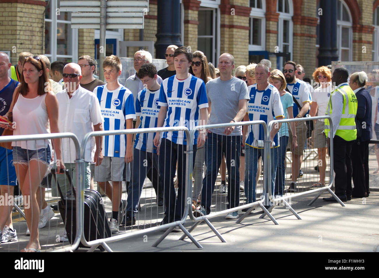 Los aficionados al fútbol & Hove Bighton viajando desde Brighton Rail Station a Falmer estación en tránsito hacia el partido de fútbol de fin de semana. Foto de stock