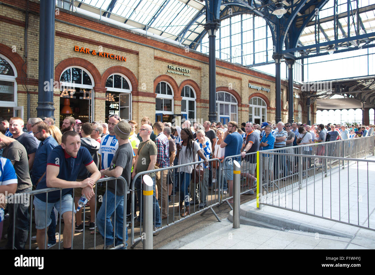 Los aficionados al fútbol & Hove Bighton viajando desde Brighton Rail Station a Falmer estación en tránsito hacia el partido de fútbol de fin de semana. Foto de stock