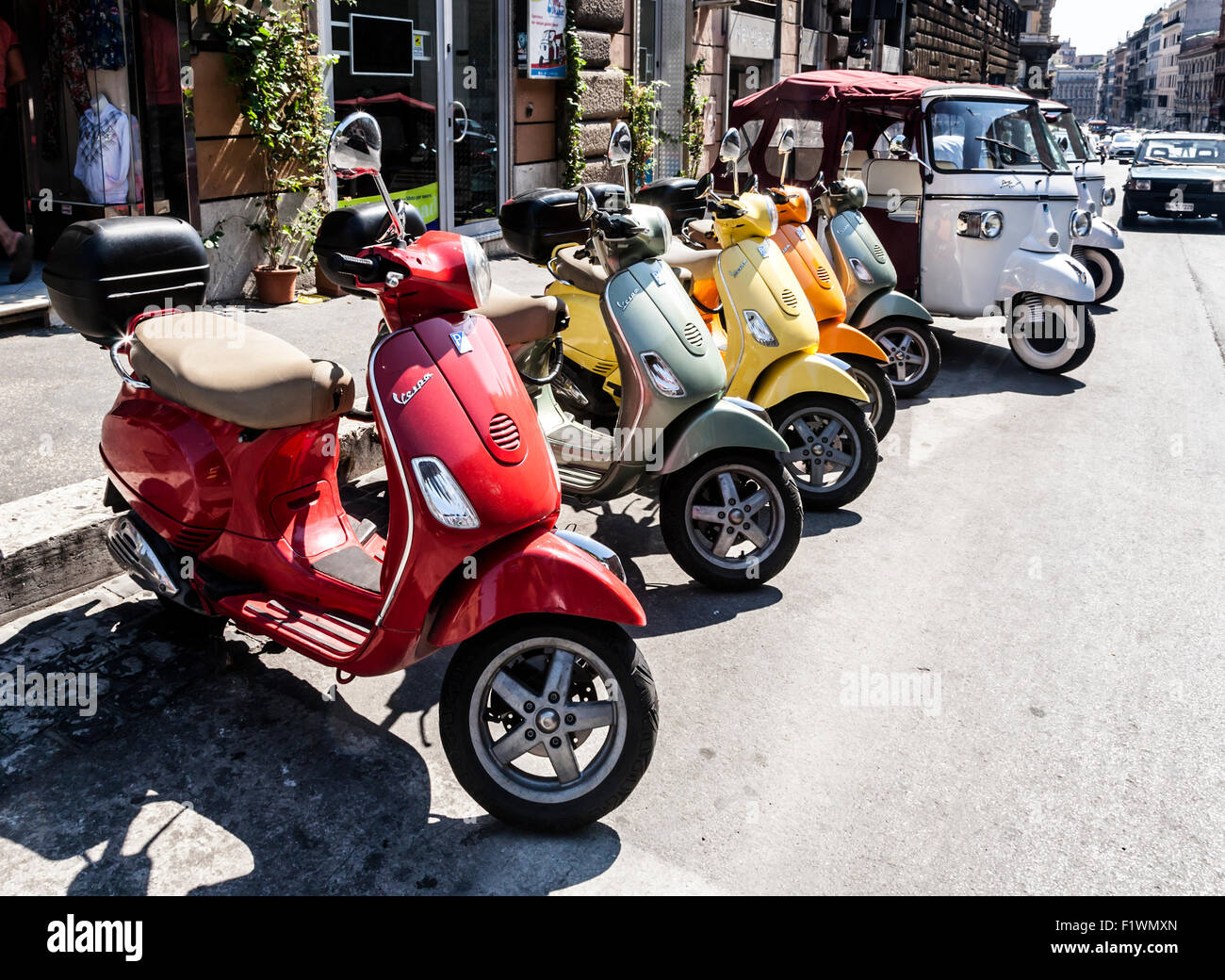 Colorido clásico italiano Vespa scooter aparcado en la calle, Roma, Lazio,  Italia Fotografía de stock - Alamy
