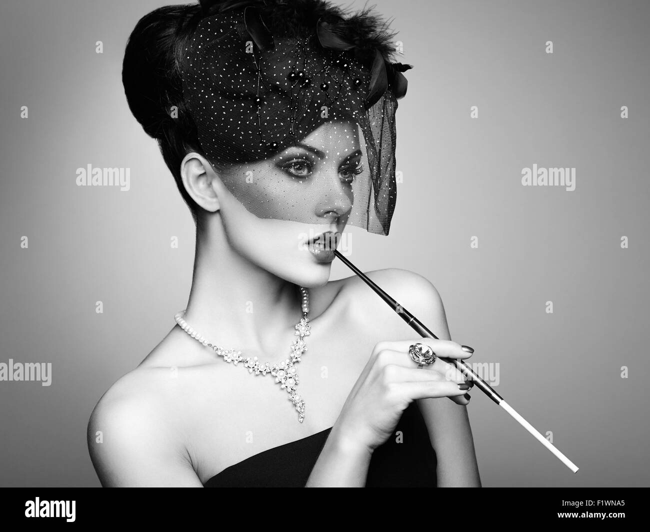 Retrato de hermosa mujer sensual con elegante estilo de peinado. Mujer con  cigarrillo maquillaje perfecto. Fotografía de moda. Blanco y negro  Fotografía de stock - Alamy