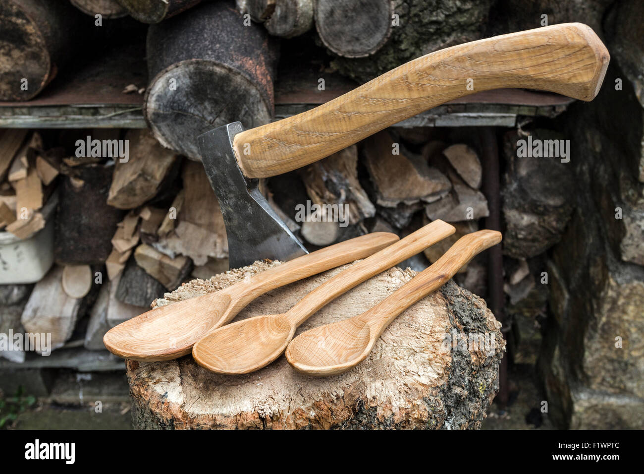 Cocina de madera tallada cucharas con AX en bloque para picar Foto de stock