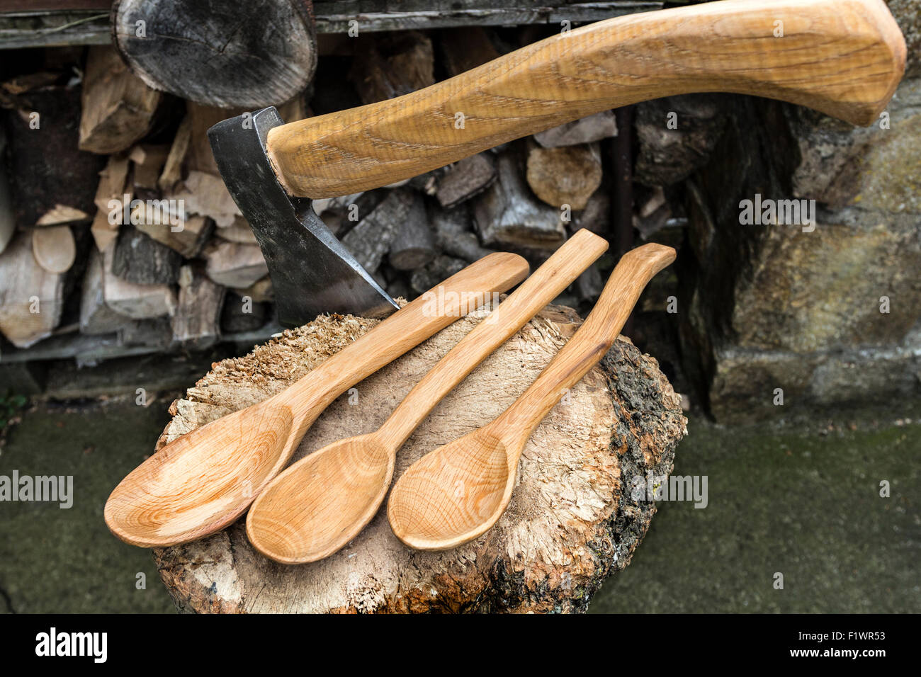 Cocina de madera tallada cucharas con AX en bloque para picar Foto de stock