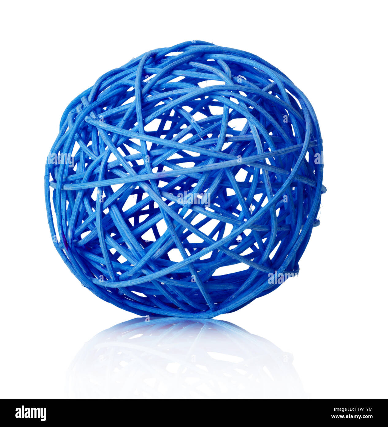 Bola de hilo azul sobre fondo blanco. Foto de stock