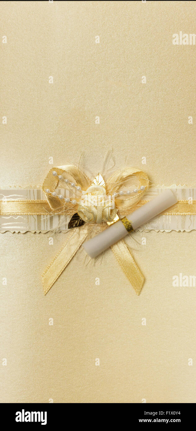 Golden bow con pergaminos. Foto de stock