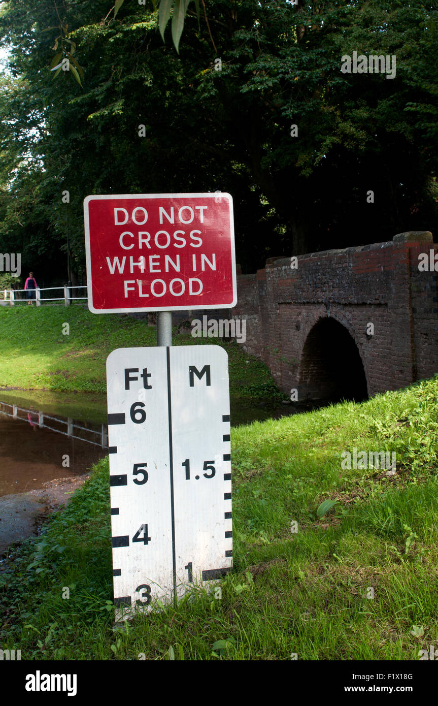 Signo de profundidad de inundación en el Ford, Kempsey, Worcestershire, Inglaterra, Reino Unido. Foto de stock
