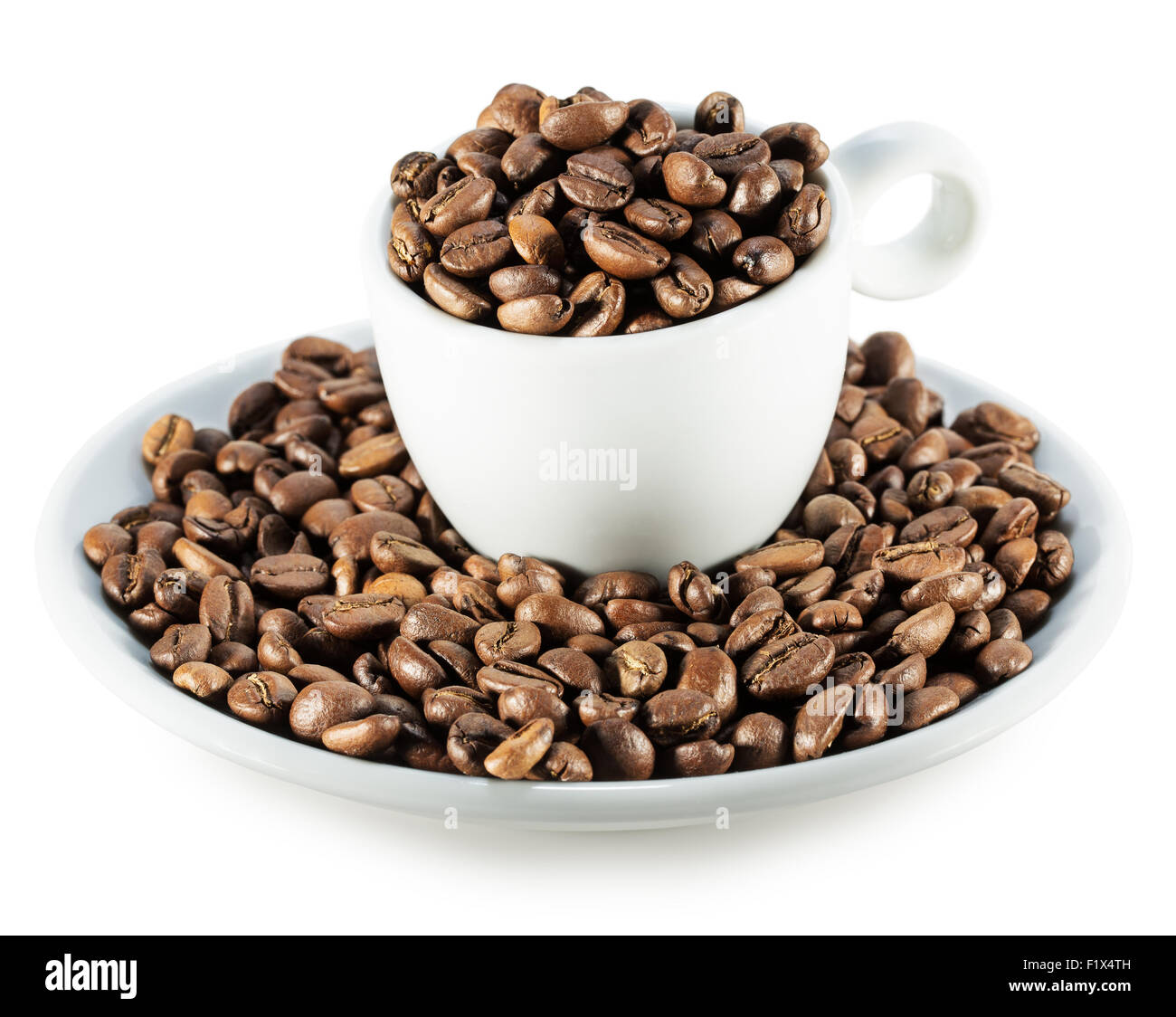 Los granos de café en la taza aislado en el fondo blanco. Foto de stock