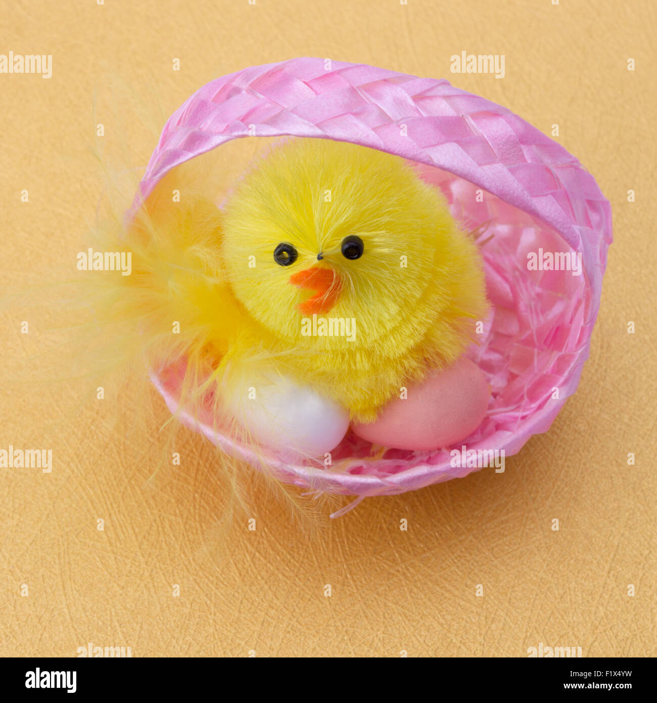 Pollo en rosa bascket artificial. Foto de stock