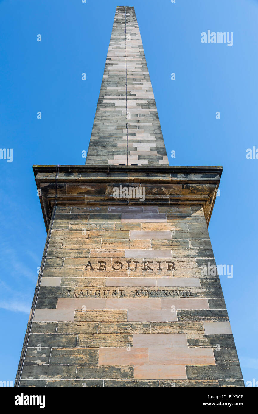 Monumento a Nelson en Glasgow Parque público verde que muestra la inscripción para conmemorar la Batalla de Aboukir Bay, Escocia, Reino Unido Foto de stock