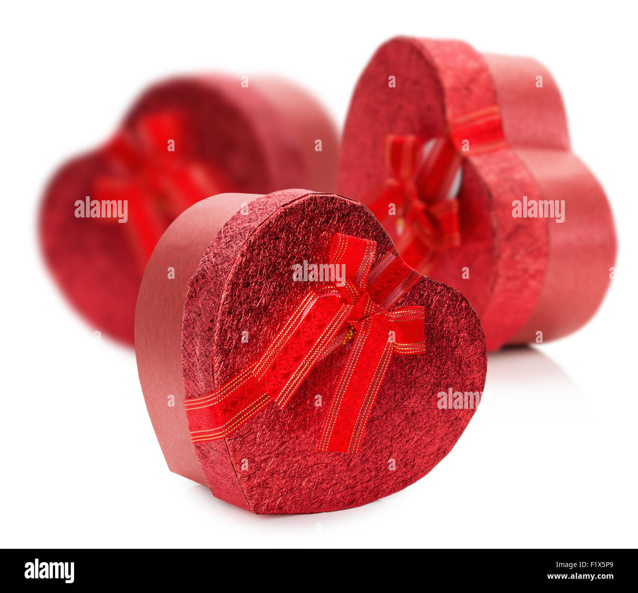 Rojo cajitas de regalo con forma de corazón aislado en el fondo blanco. Foto de stock