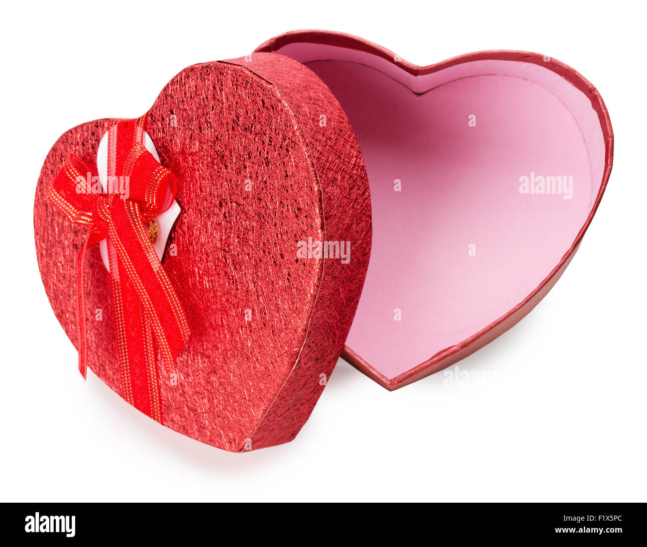 Corazón rojo con forma de caja de regalo aislado en el fondo blanco. Foto de stock