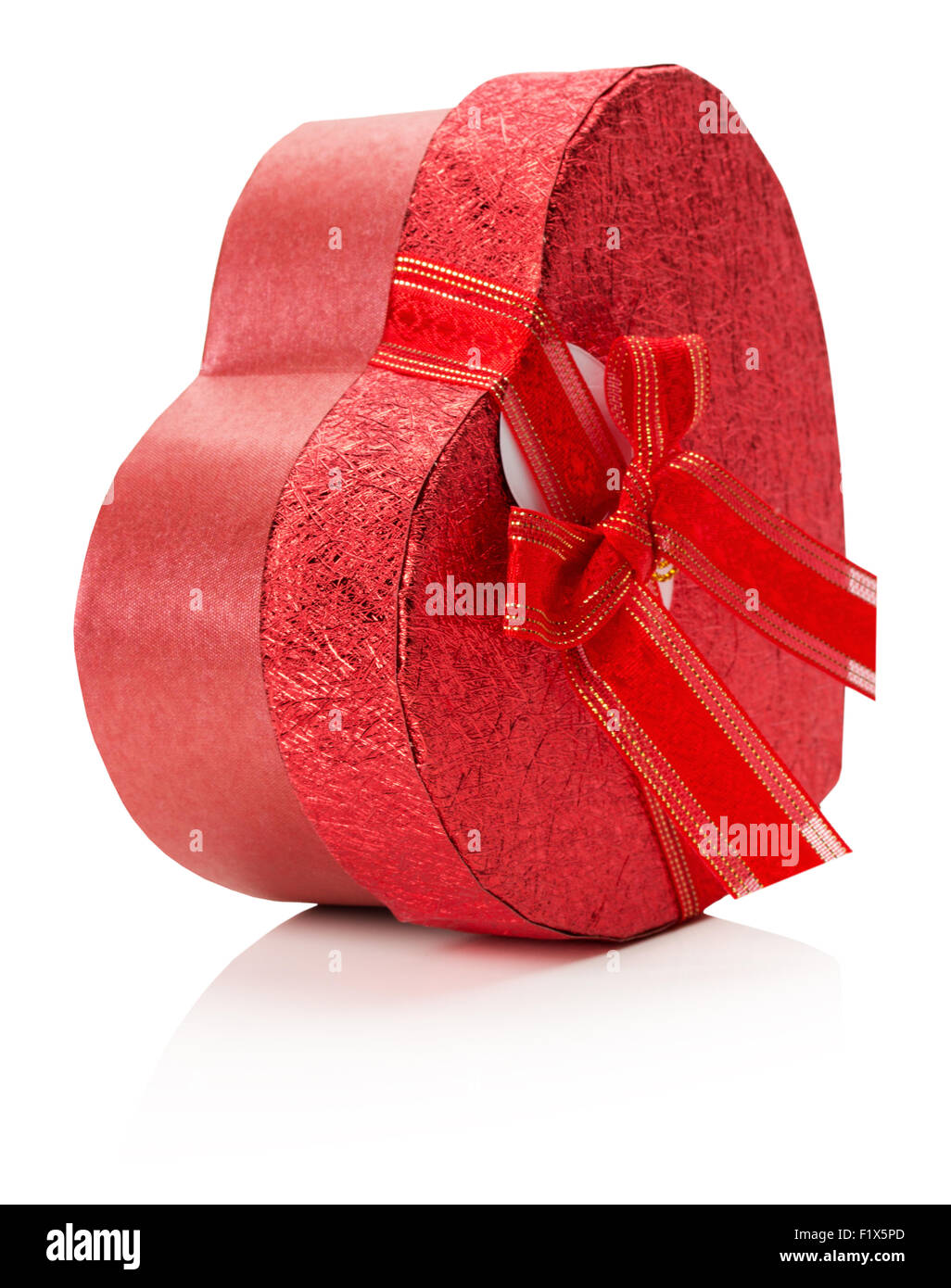 Corazón rojo con forma de caja de regalo aislado en el fondo blanco. Foto de stock