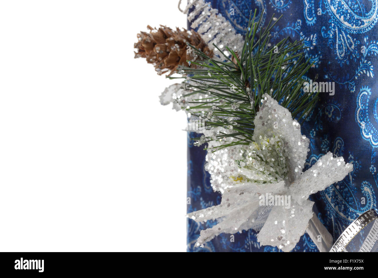 Tarjeta de felicitación navideña azul sobre fondo blanco. Foto de stock