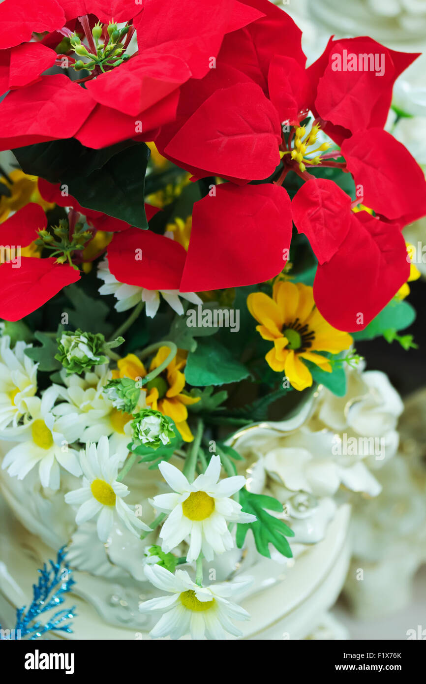 Bouquet de flores artificiales en el bote. Foto de stock