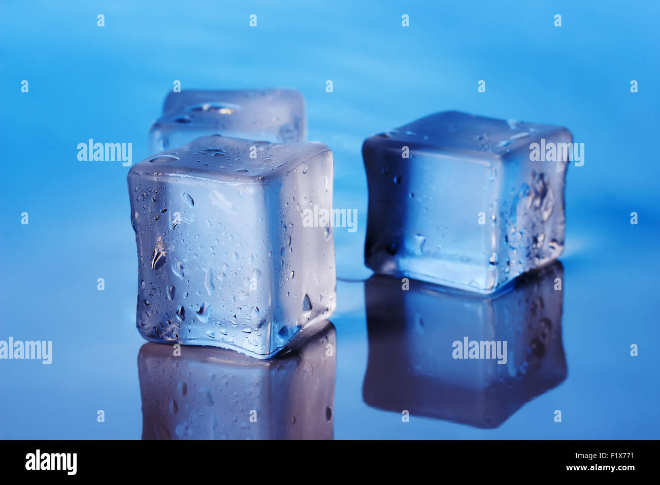Cubos de hielo sobre el fondo azul. Foto de stock