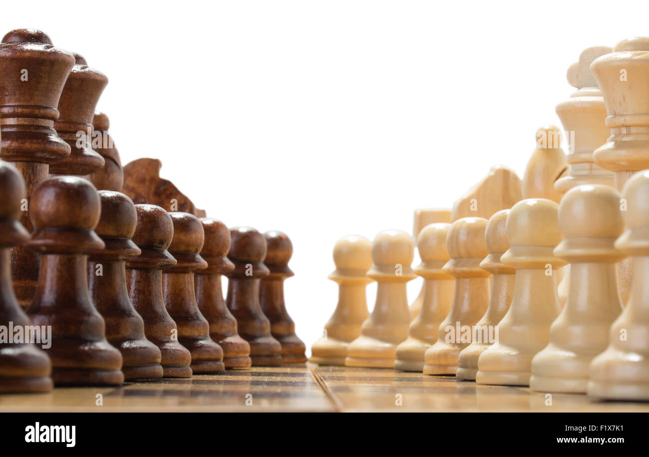 Ajedrez de madera sobre un tablero de ajedrez. Foto de stock