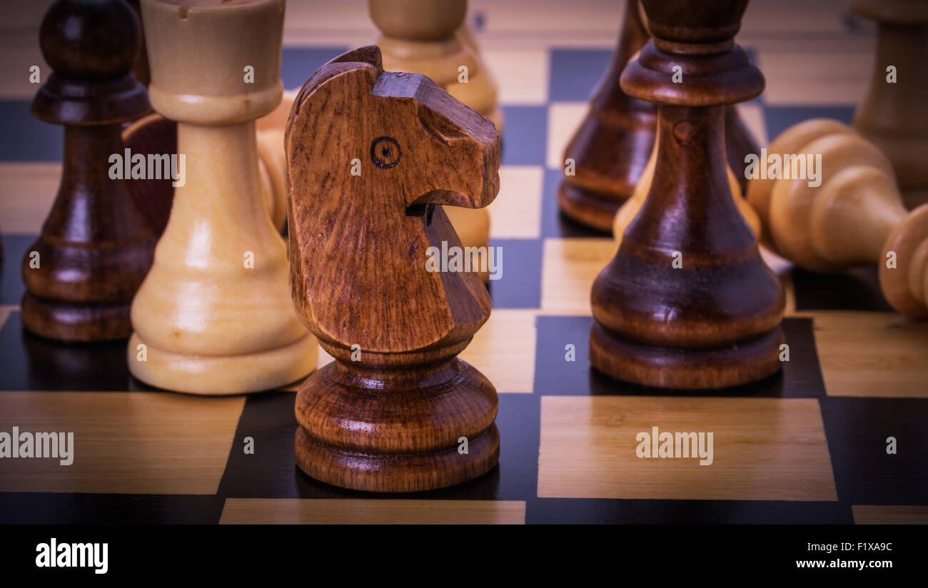 Chesses en el tablero de ajedrez. Foto de stock
