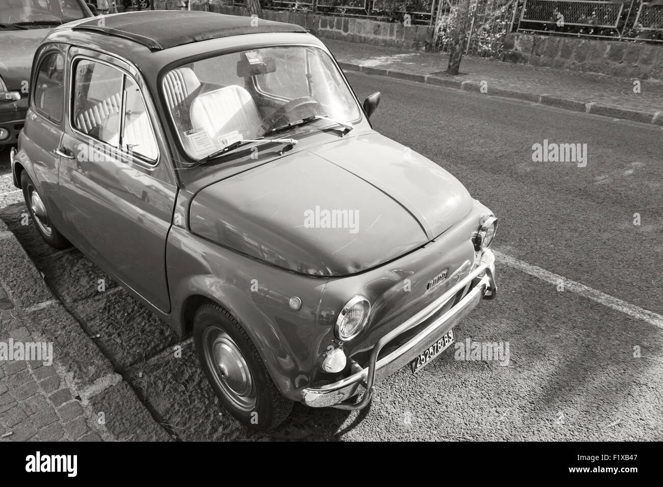 Ischia, Italia - 15 de agosto de 2015: Fiat 500 coches en la ciudad vieja está estacionada en carretera urbana Foto de stock
