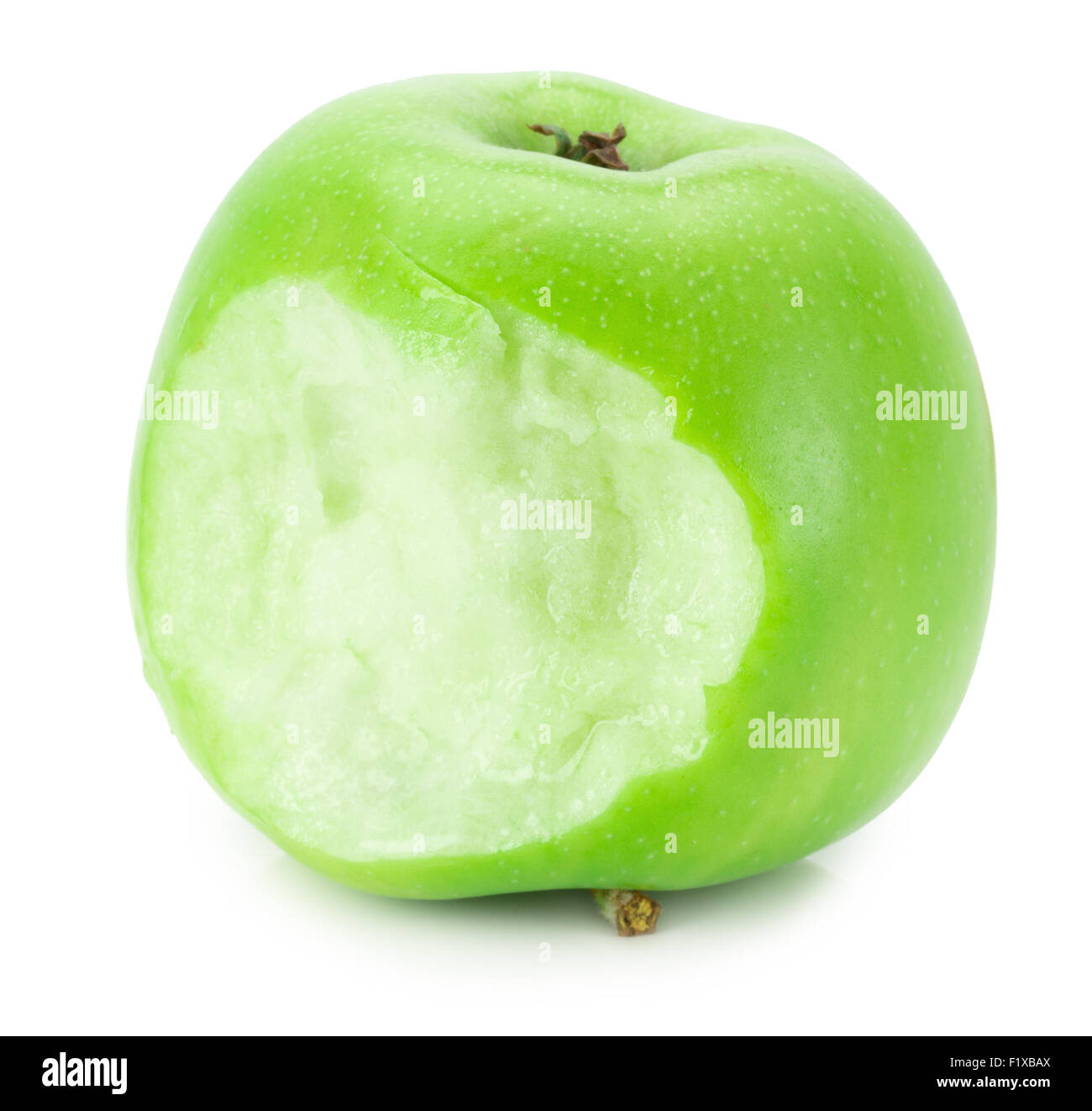 Mordido manzana verde aislado en el fondo blanco. Foto de stock