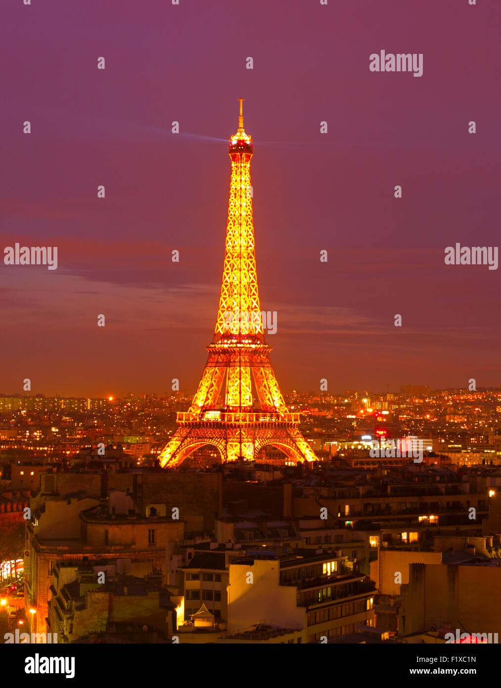 Torre Eiffel Rendimiento demuestran la luz por la noche. Foto de stock