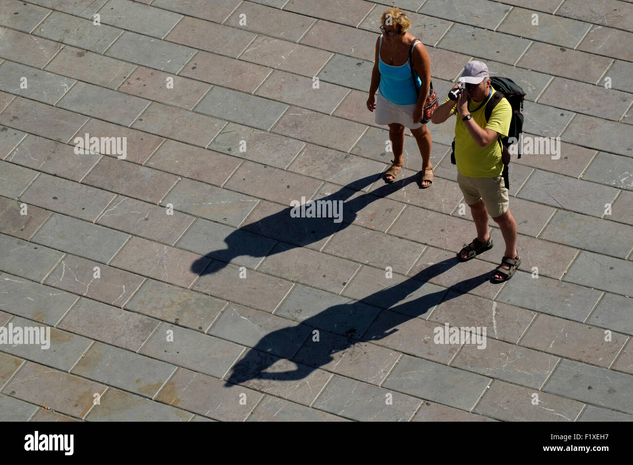 Turista grabando con una cámara portátil de video Foto de stock