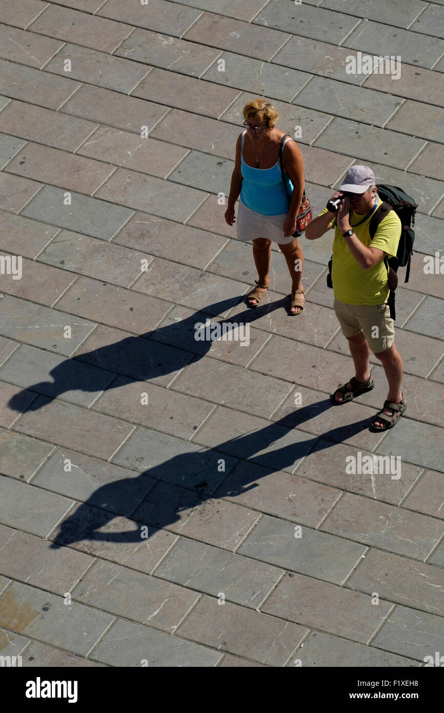 Turista grabando con una cámara portátil de video Foto de stock