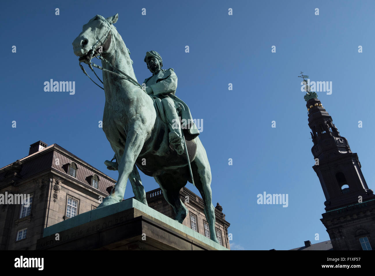 Estatua ecuestre de Federico VII delante del palacio de Christiansborg en Copenhague, Dinamarca Foto de stock