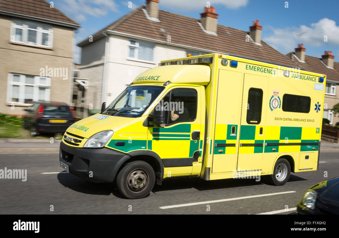 Una ambulancia de South Central, en una zona residencial, Southampton Hampshire UK Foto de stock