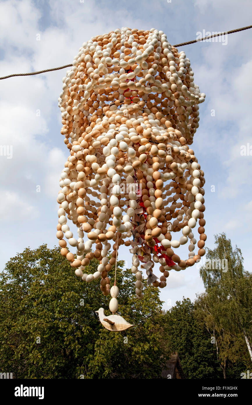 Corona de las cáscaras de huevos de gallina, realizado por batchelors, una antigua costumbre pagana de fertilidad, Pentecostés, Renania, Alemania Europa Foto de stock