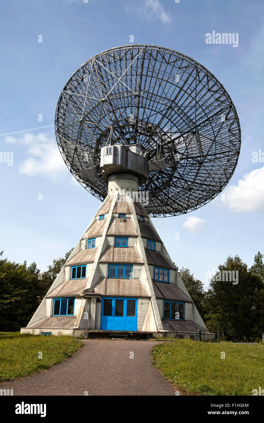 El radiotelescopio Astropeiler Stockert, en Mt. Stockert en Bad Muenstereifel, región de Eifel, Renania del Norte-Westfalia, Alemania, Europ Foto de stock