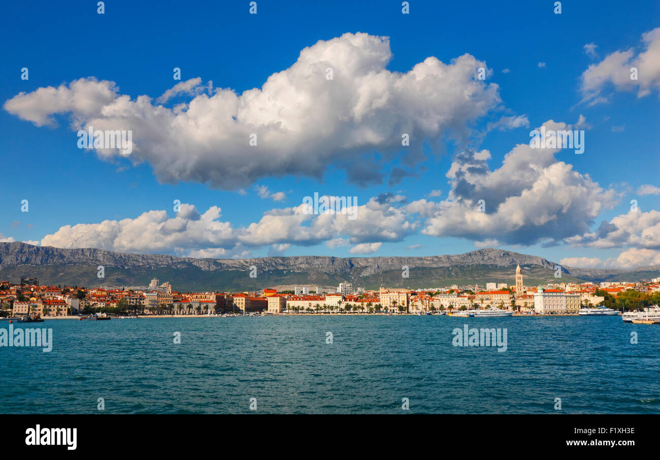 Horizonte de Split, en Dalmacia, Croacia. Foto de stock