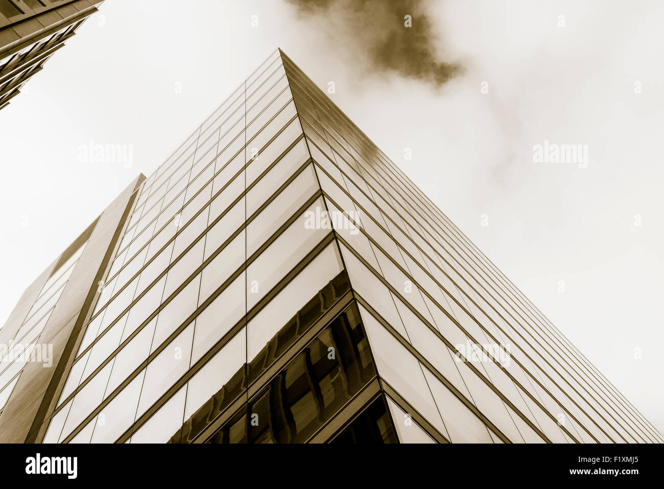 Tonos Split shot de un moderno edificio en Londres cerca de Fenchurch Street station con el cielo nublado Foto de stock