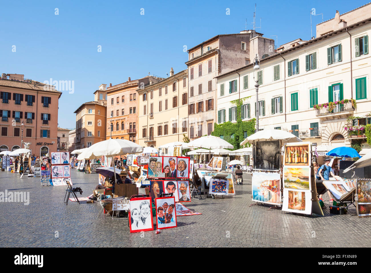 Artistas pintando y vendiendo ilustraciones en la Piazza Navona Roma Italia Roma Lazio Italia Europa ue Foto de stock