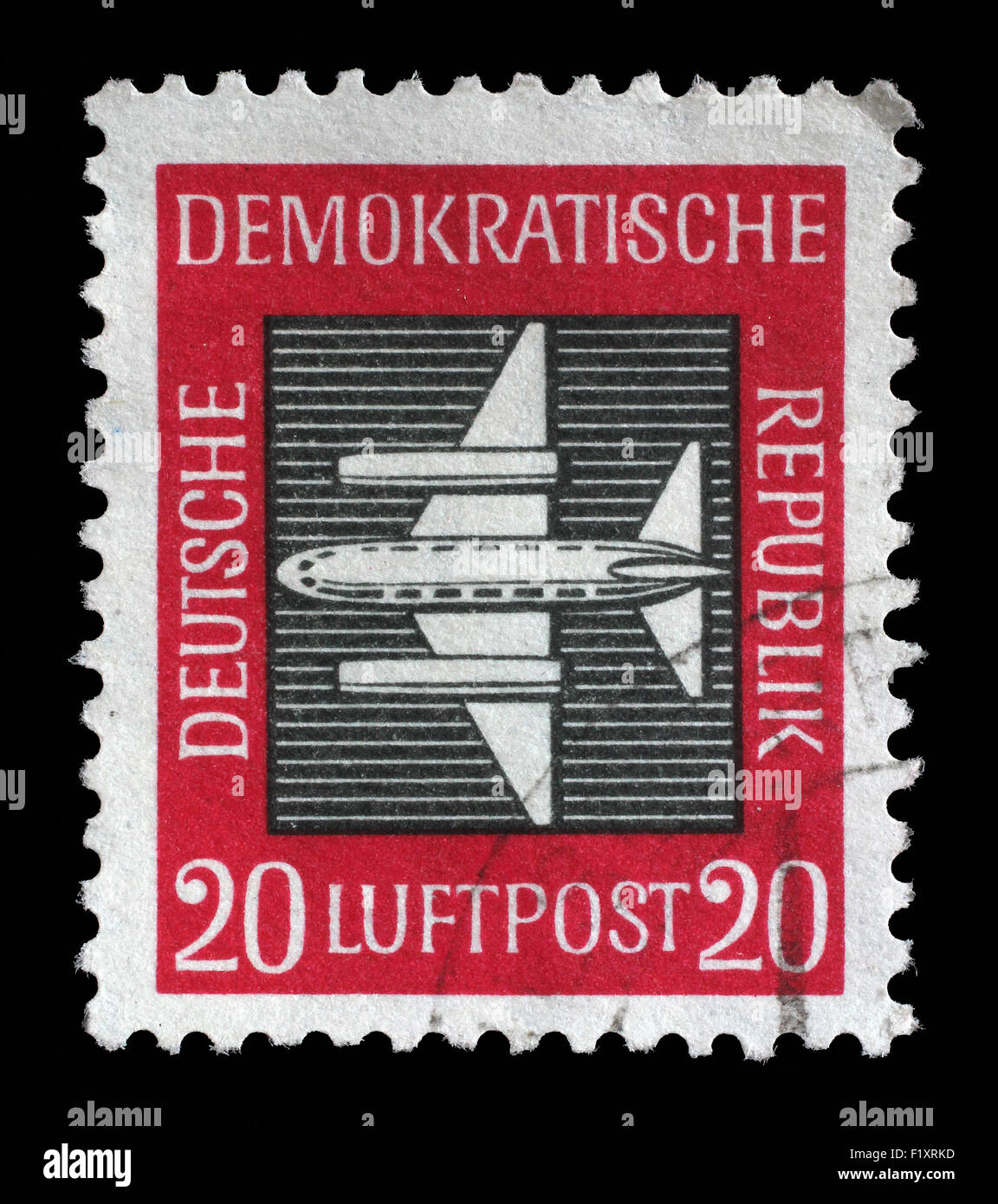Sello impreso en República Democrática Alemana (Alemania Oriental) muestra un avión con la inscripción de la serie de Correo Aéreo Correo Aéreo , circa 1957 Foto de stock