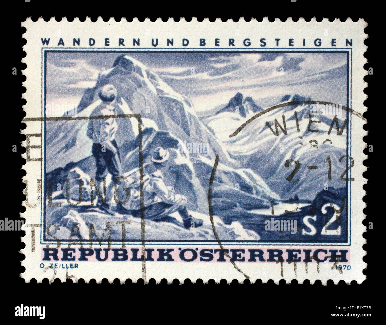 Sello impreso en la Austria muestra escenas de montaña, senderismo y montañismo en Austria, circa 1970 Foto de stock