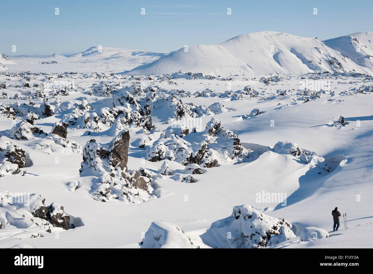 Islandia, región Sudurland Landmannalaugar, un hombre solo en la nieve. Foto de stock