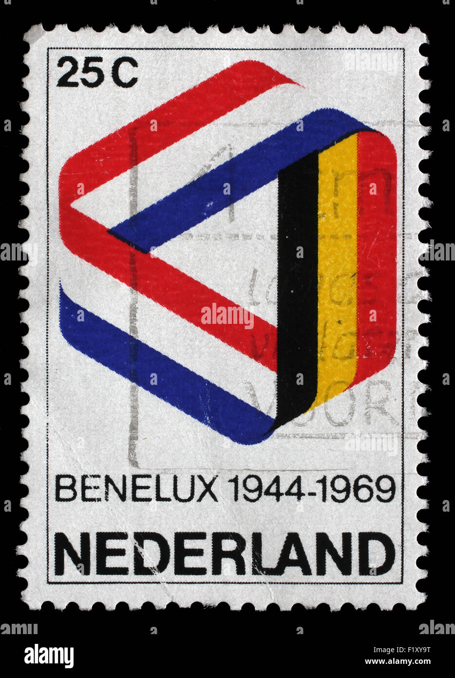 Sello impreso en los Países Bajos muestra Mobius Strip en Benelux Colores, 25º aniversario de la firma de la Unión Aduanera. Foto de stock