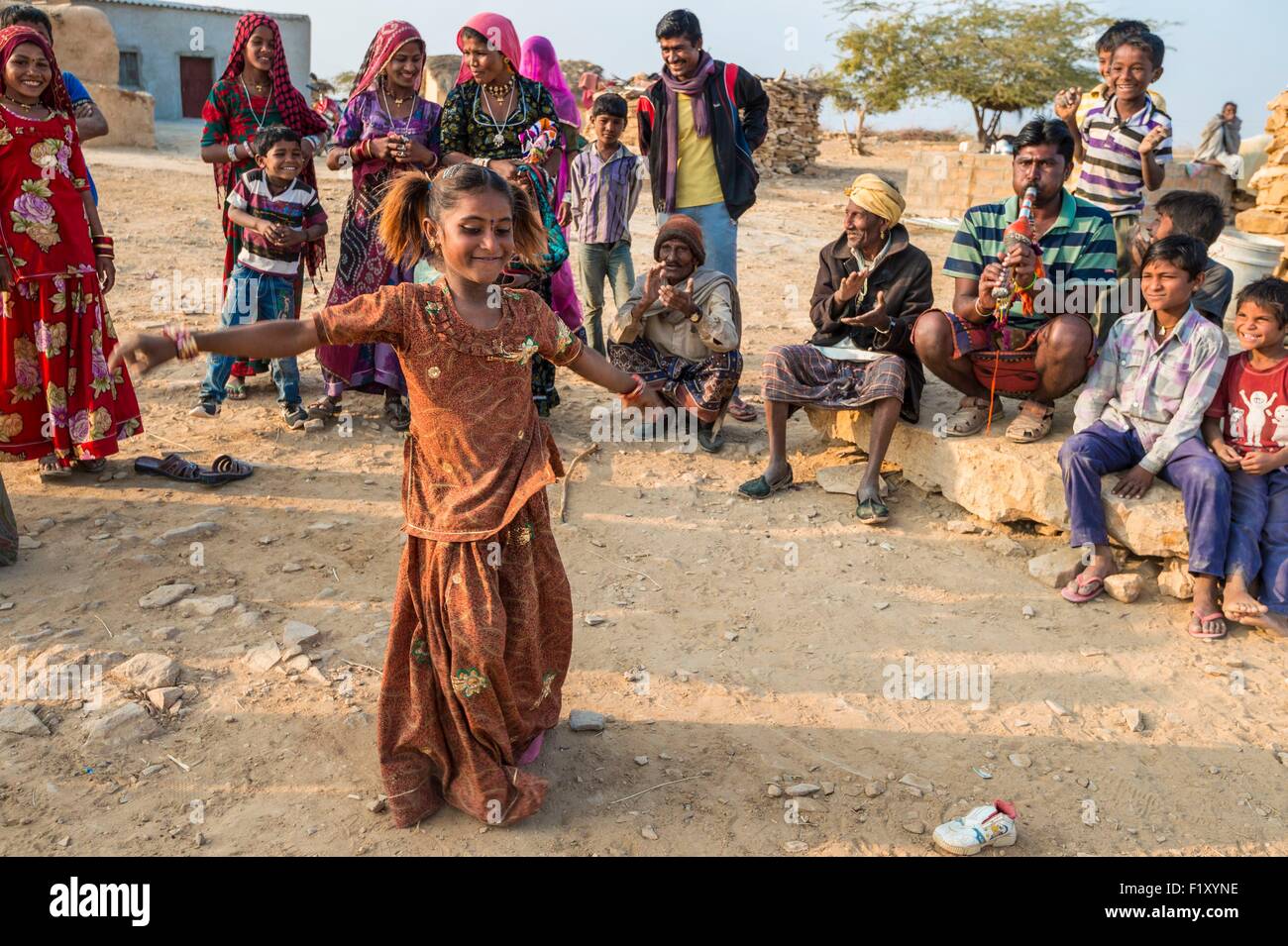 La India, el estado de Rajasthan, Jaisalmer, daning en un pueblo gitano Foto de stock