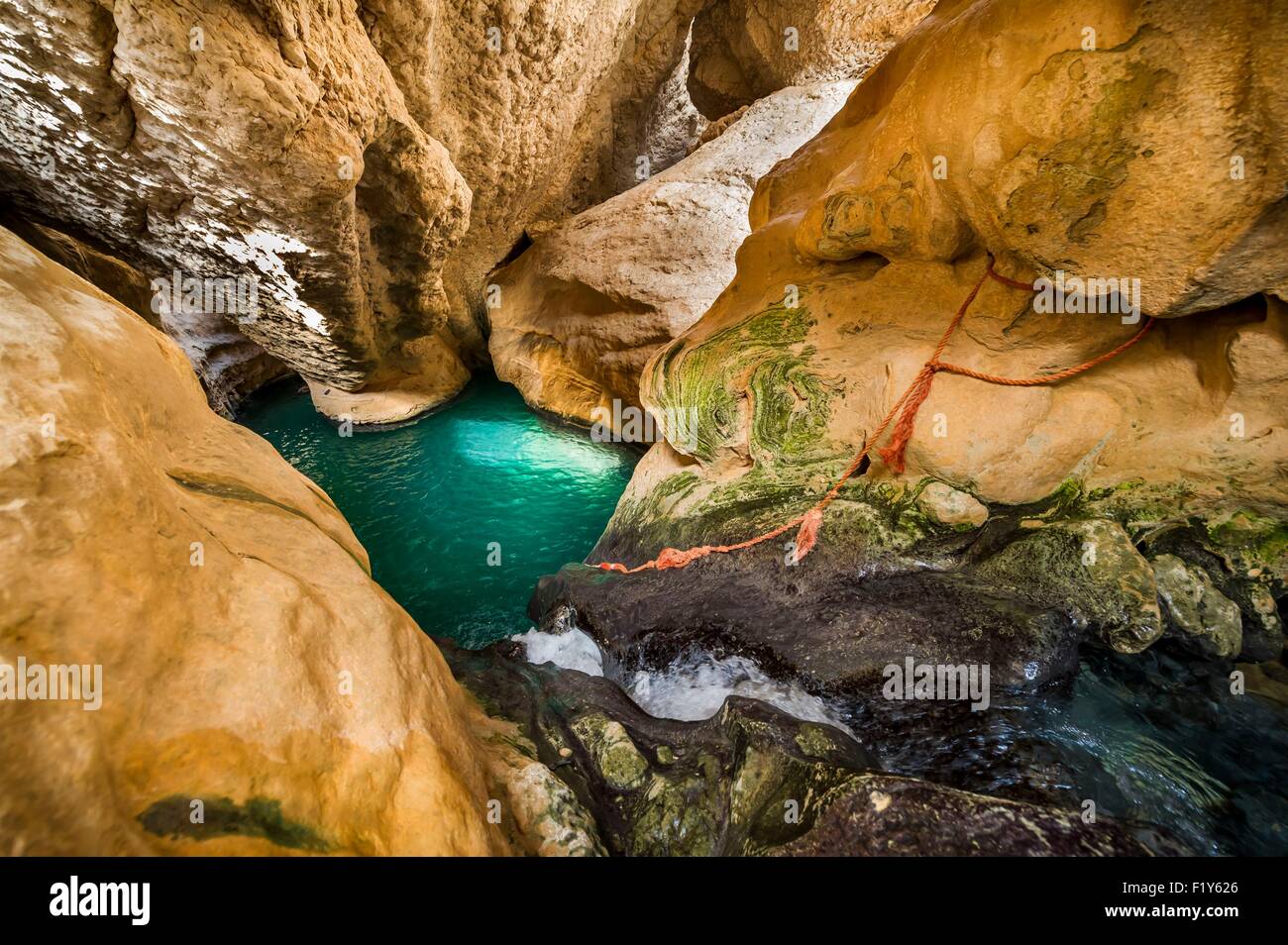 Omán, Wadi Shab, cascada de la cueva en el extremo del cañón. Foto de stock