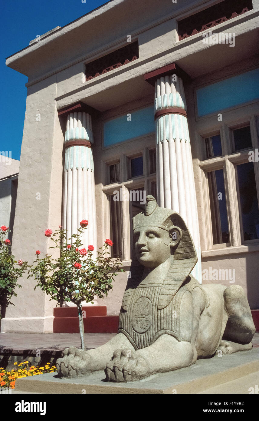 Más de 4.000 artefactos del antiguo Egipto se pueden encontrar en el Museo Egipcio de rosacruces en San Jose, California, USA. La colección es la más grande en el oeste de América del Norte y se inició en la década de 1920 por H. Spencer Lewis, fundador de la antigua orden místico Rosae Crucis (AMORC). Una esfinge protectores de este edificio de diseño arquitectónico egipcio antiguo que fue inaugurado en 1966 para mostrar los artefactos. Foto de stock