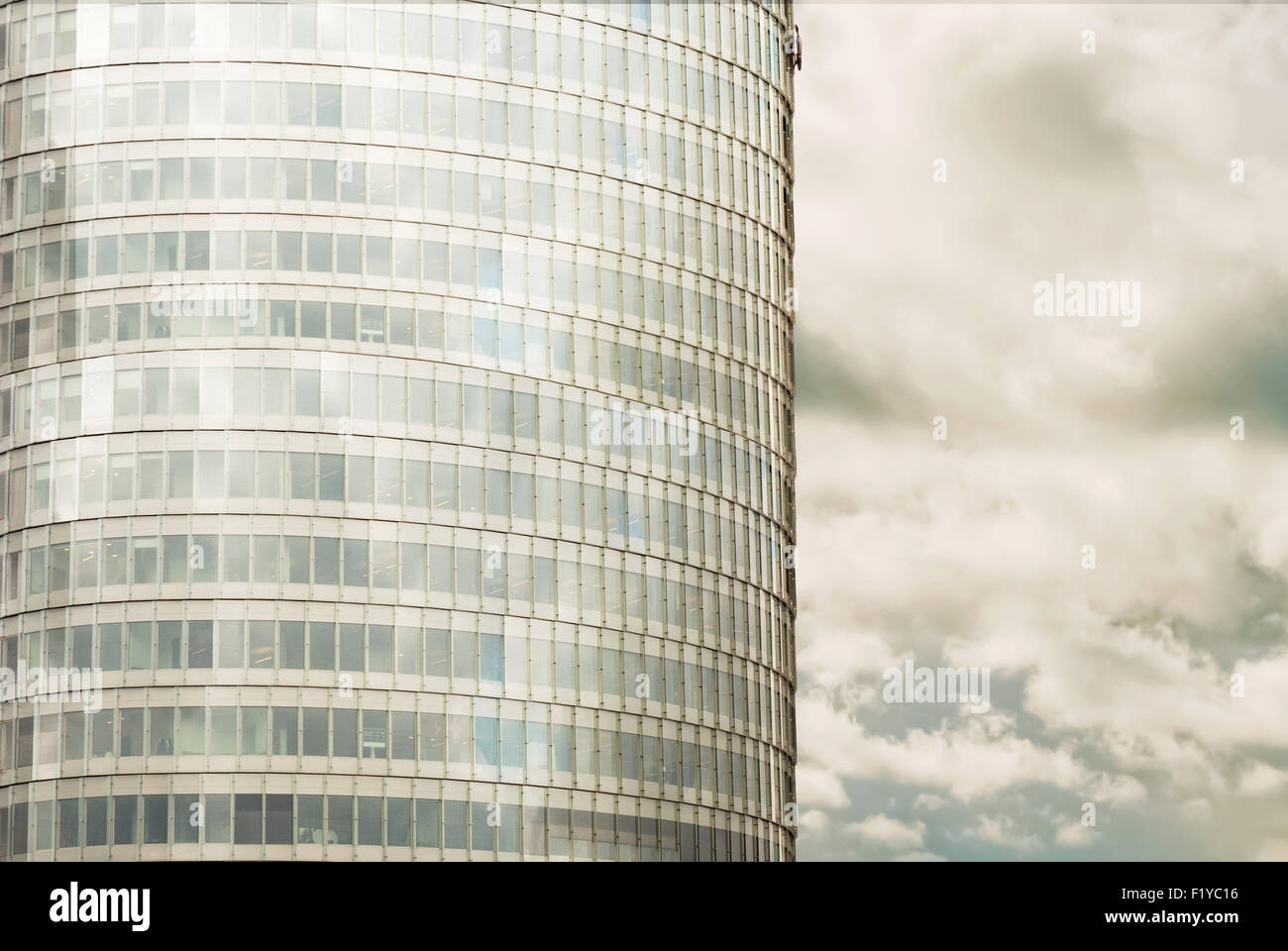 Edificio de oficinas y un cielo con nubes Foto de stock
