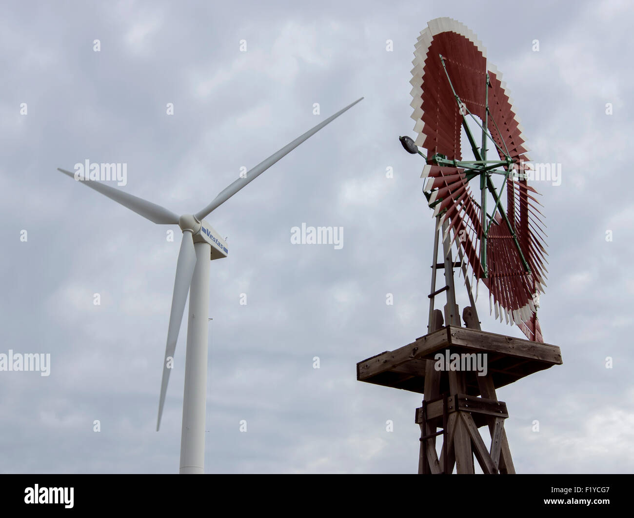 Molinos de viento en la exhibición en el Centro de Energía Eólica americana y museo en Lubbock, Texas. Foto de stock