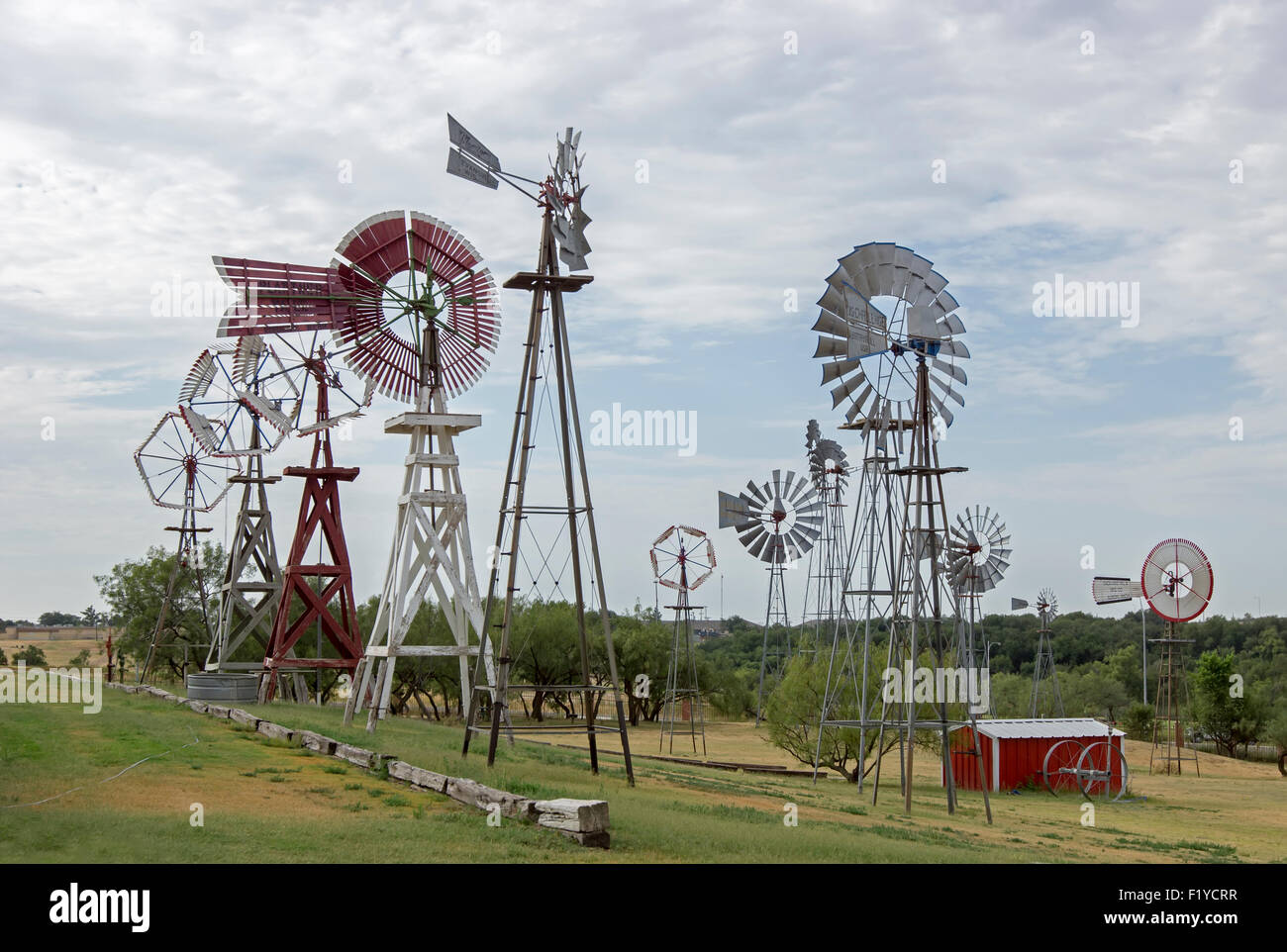 Molinos de viento en la exhibición en el Centro de Energía Eólica americana y museo en Lubbock, Texas. Foto de stock