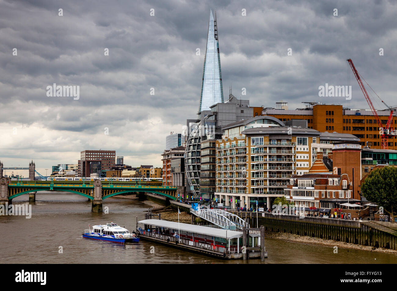 El Shard, el río Támesis y propiedades de Riverside, Londres, Inglaterra Foto de stock
