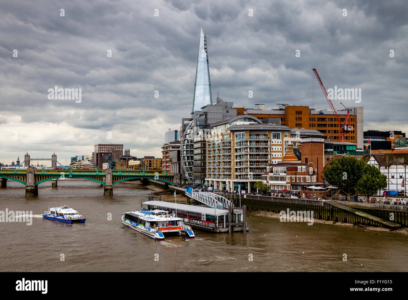 El Shard, el río Támesis y propiedades de Riverside, Londres, Inglaterra Foto de stock