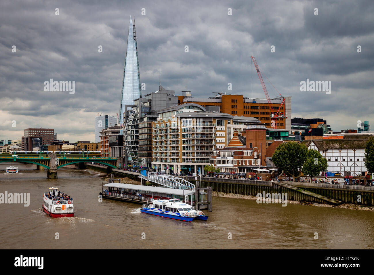 El Shard, el río Támesis y propiedades de Riverside, Londres, Inglaterra Foto de stock