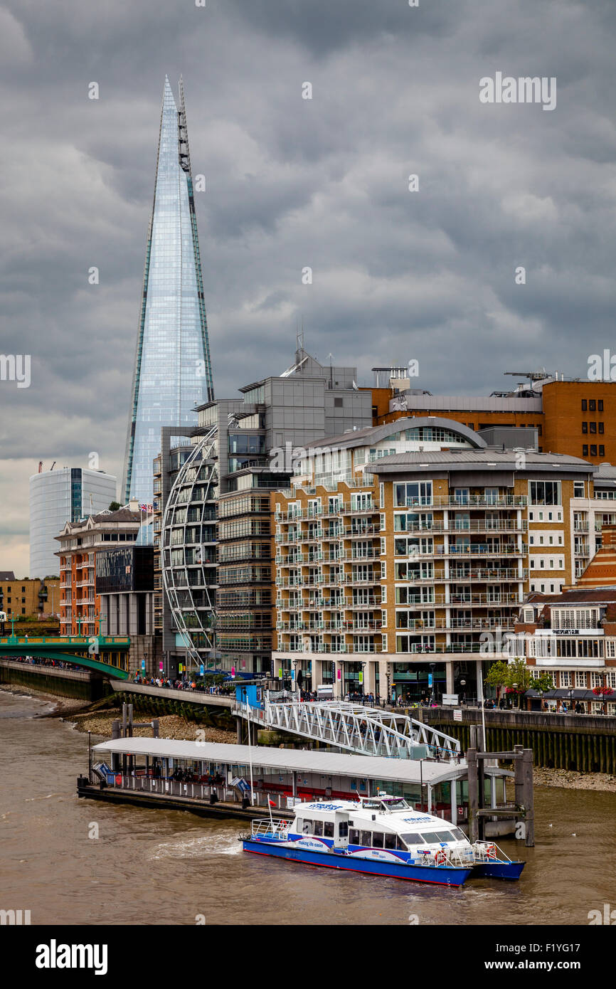 El Shard, el río Támesis y propiedades de Riverside, Londres, Inglaterra Foto de stock