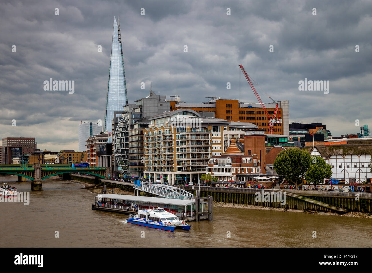 El Shard, el río Támesis y propiedades de Riverside, Londres, Inglaterra Foto de stock