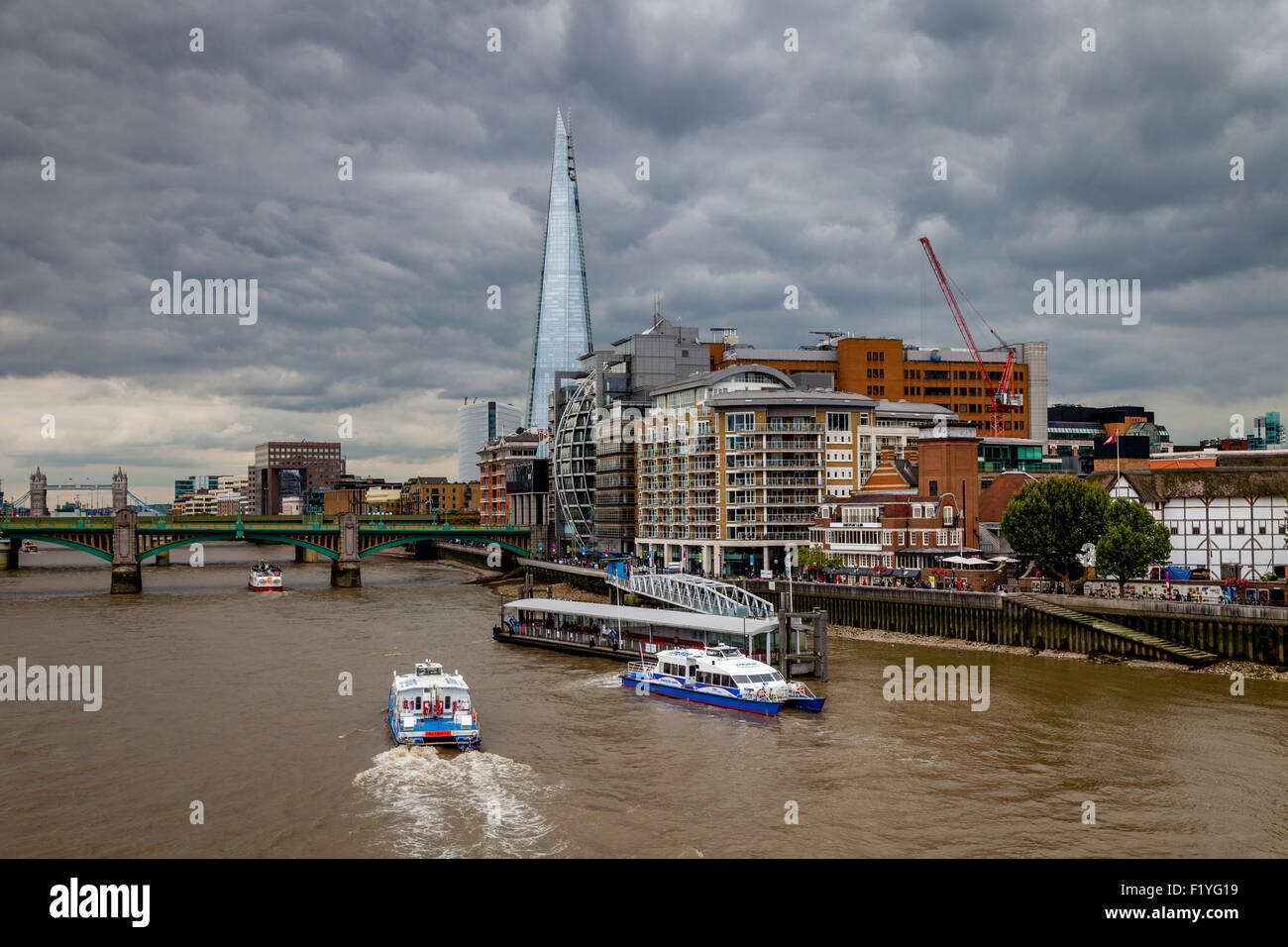 El Shard, el río Támesis y propiedades de Riverside, Londres, Inglaterra Foto de stock